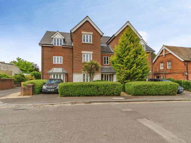 Flat for sale in Red Hill, Surrey