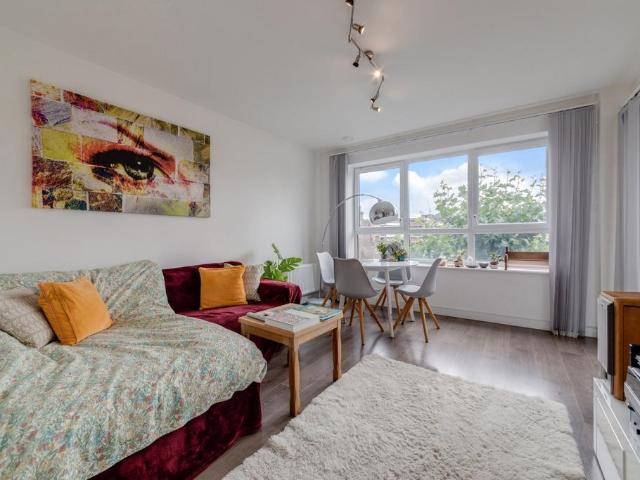 Flat for sale in Rotherhithe, Greater London