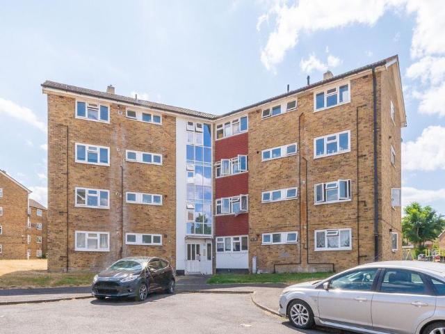 Flat for sale in London Borough of Croydon, Shirley