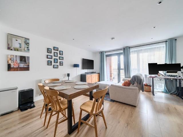 Flat for sale in London Borough of Ealing, Hanwell
