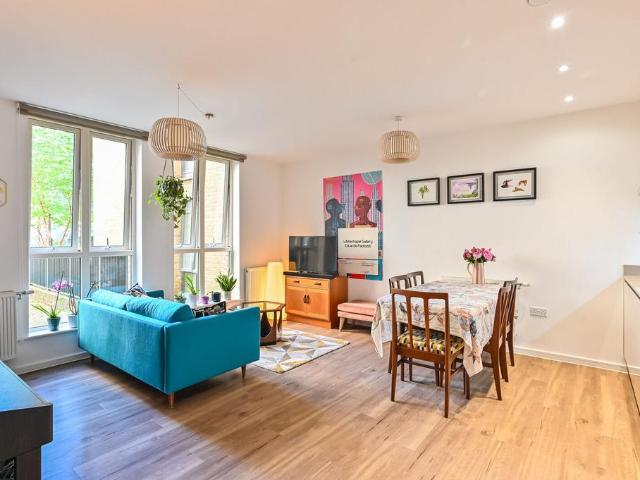 Flat for sale in Bromley-by-Bow, Mile End