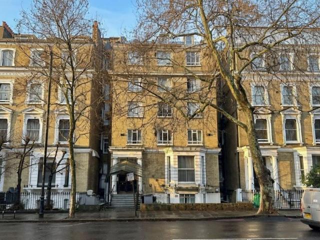 Flat for sale in Earl's Court, Greater London