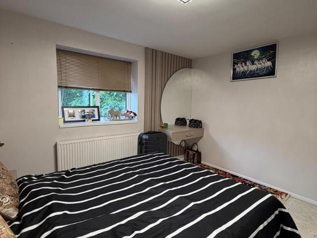 Flat for sale in London Borough of Hounslow, Greater London