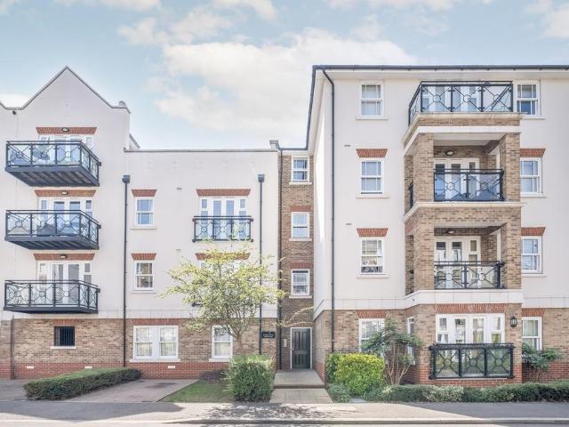 Flat for sale in Roehampton, Greater London