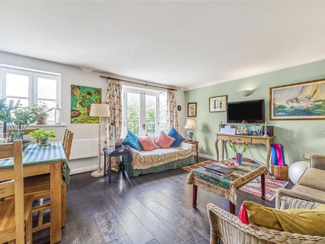 Flat for sale in Stockwell, Greater London