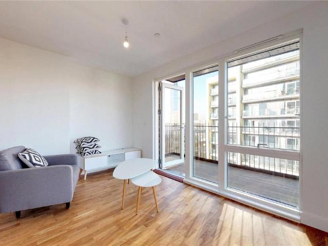 Flat for sale in Poplar Grove, Greater London