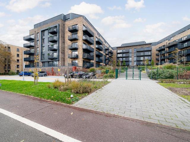 Flat for sale in Repton Manor, Bridgefield
