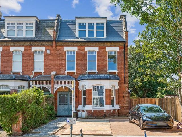 Flat for sale in Woodside Park, Greater London