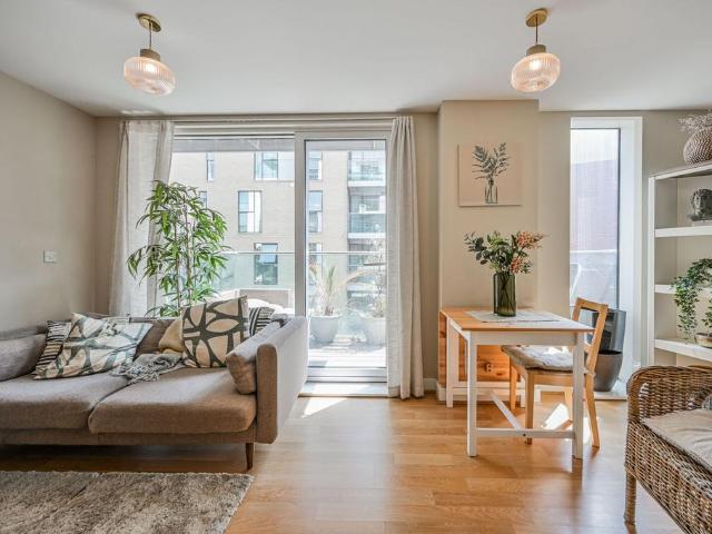 Flat for sale in Stamford Hill, Greater London