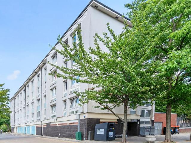 Flat for sale in Royal Borough of Kensington and Chelsea, Greater London
