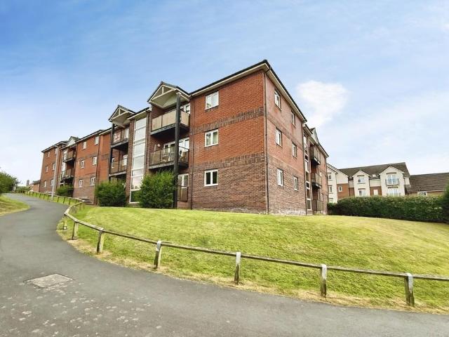 Flat for sale in Garlands