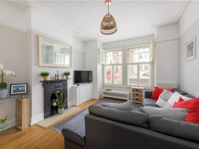 Flat for sale in Earlsfield, Greater London