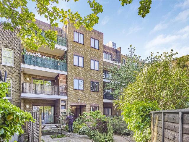 Flat for sale in Clapham, Greater London