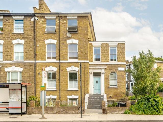 Flat for sale in Shacklewell, Greater London