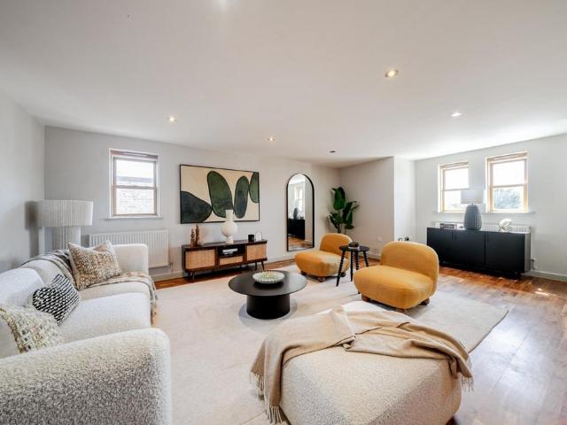 Flat for sale in London Borough of Wandsworth, Greater London