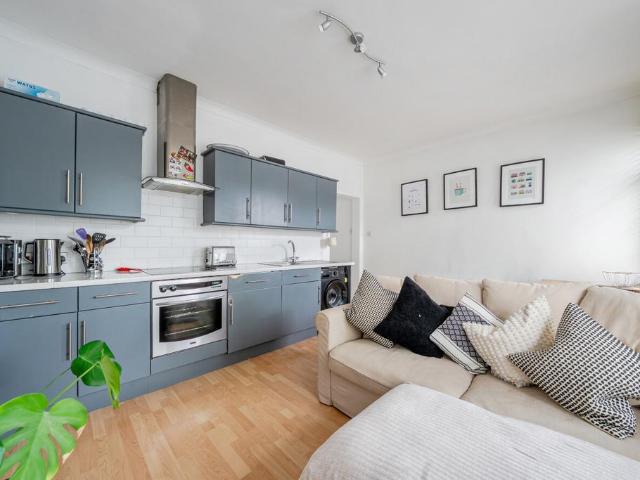 Flat for sale in Furzedown, Greater London