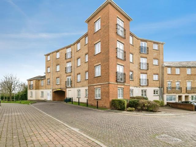Flat for sale in Purfleet, Essex