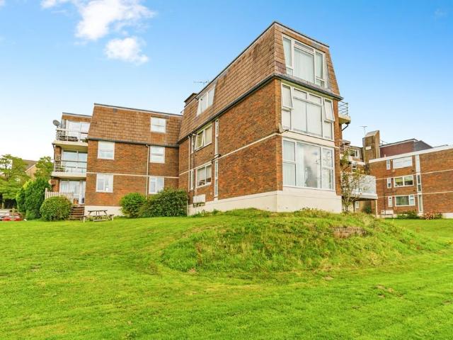 Flat for sale in Horsham, West Sussex