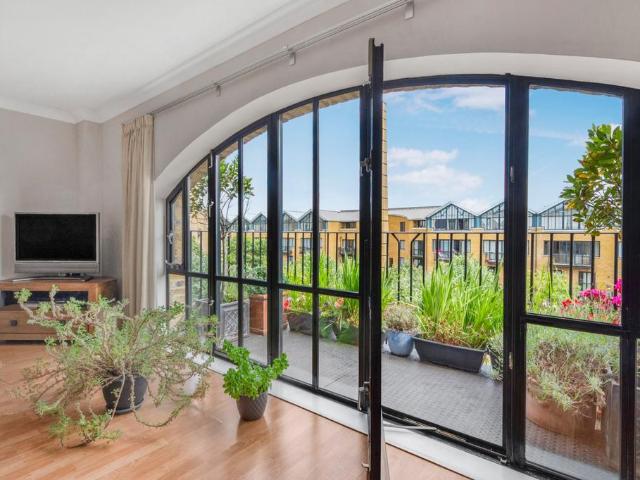 Flat for sale in Isle Of Dogs, Greater London