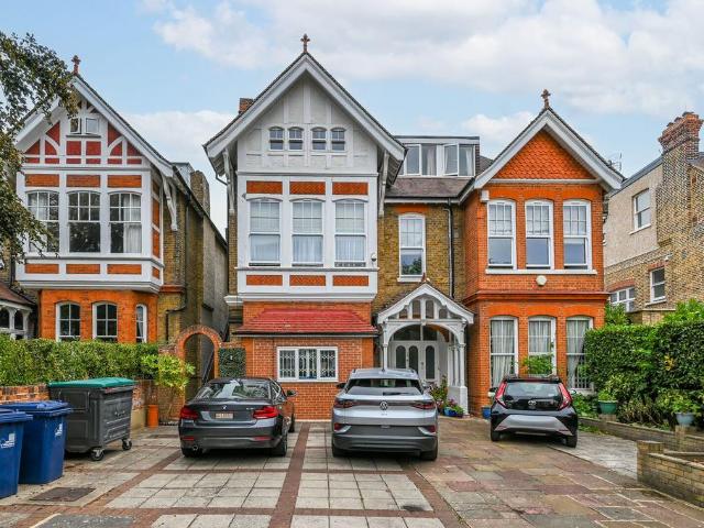 Flat for sale in London Borough of Ealing, Park Royal