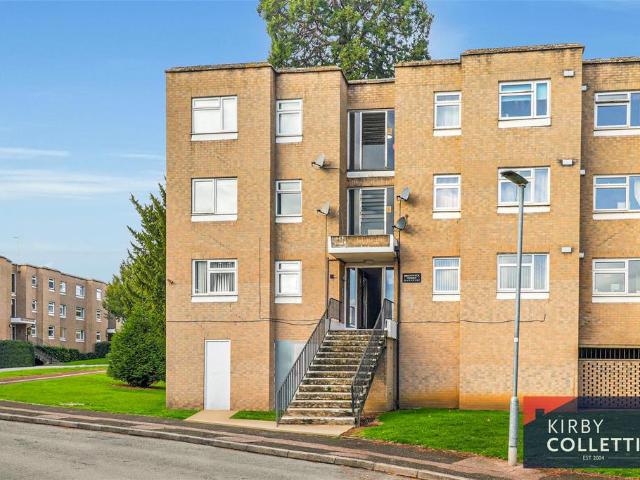 Flat for sale in Broxbourne, Hertfordshire