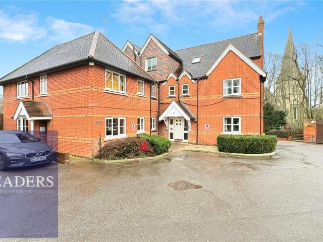 Flat for sale in Chipping Hill, Essex