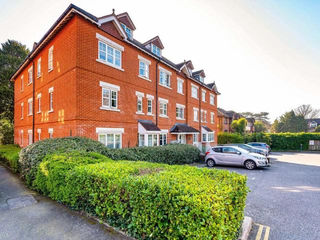 Flat for sale in Horsell, Woking