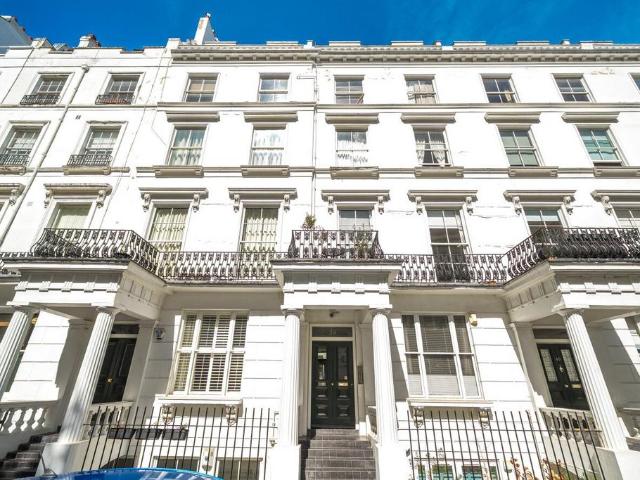 Flat for sale in Bayswater, Greater London