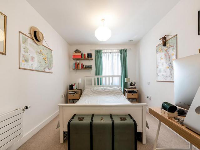 Flat for sale in Canning Town, Greater London