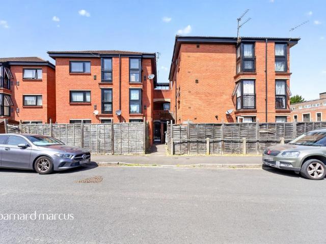 Flat for sale in London Borough of Hounslow, Feltham