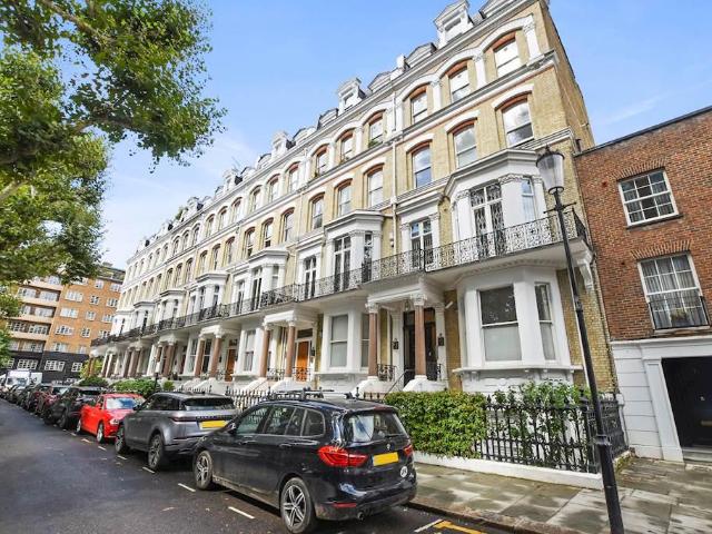 Flat for sale in Kensington, Greater London