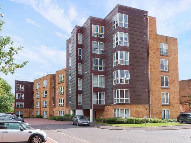 Flat for sale in Calton, Scotland