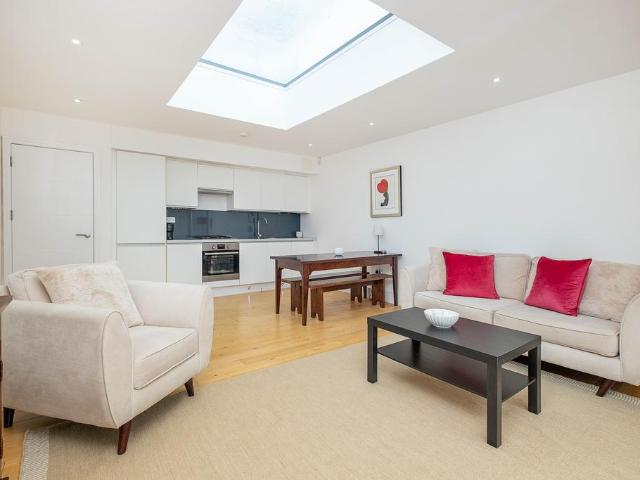 Flat for sale in London Borough of Wandsworth, Greater London