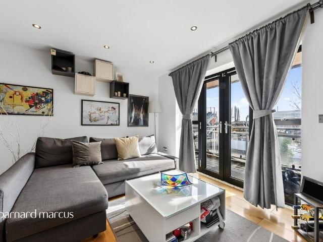 Flat for sale in London Borough of Hounslow, Greater London