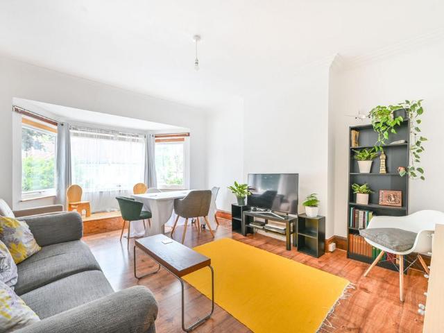 Flat for sale in Dollis Hill, Greater London