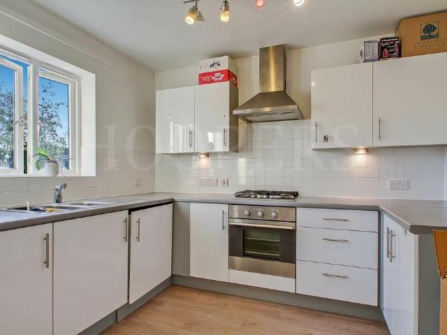 Flat for sale in Harlesden, Greater London