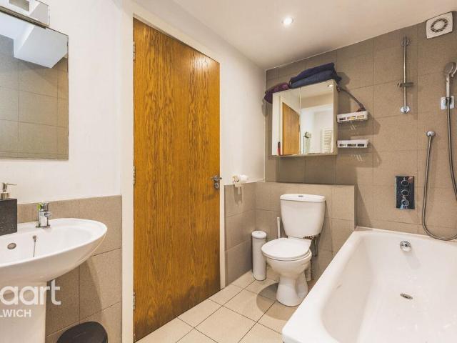 Flat for sale in London Borough of Southwark, Greater London