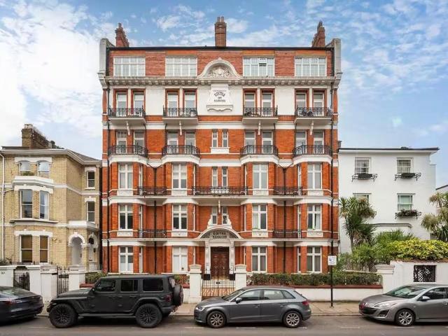Flat for sale in Brompton, Greater London