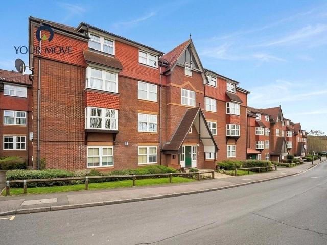 Flat for sale in Stone, Dartford