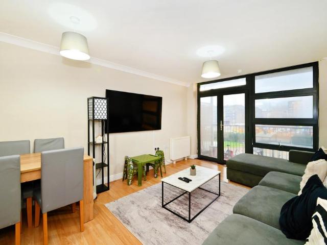 Flat for sale in Bromley-by-Bow, Bow