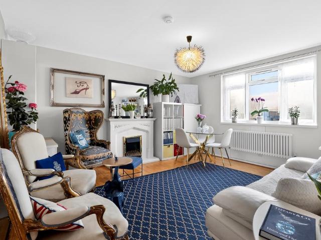 Flat for sale in Vauxhall, Greater London
