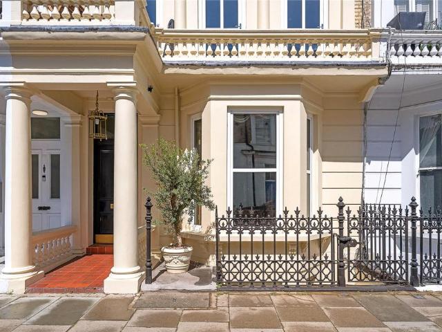 Flat for sale in West Kensington, Greater London