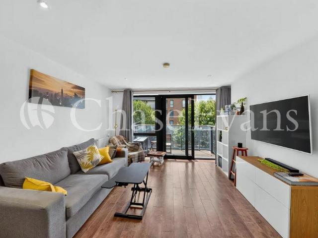 Flat for sale in Poplar Grove, Greater London