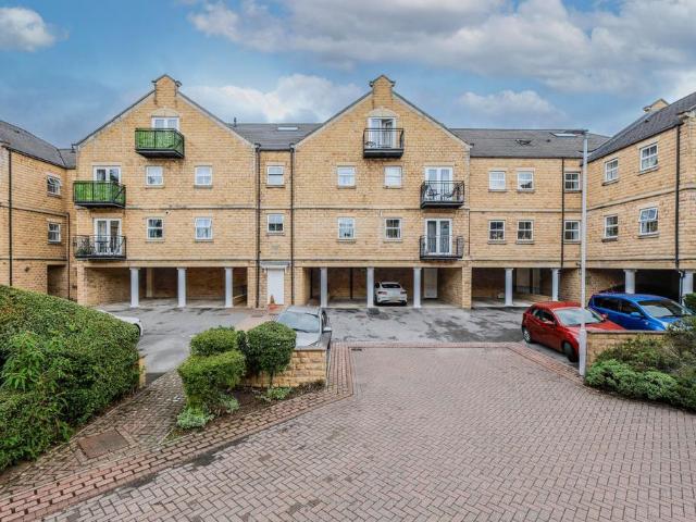 Flat for sale in Farsley, West Yorkshire
