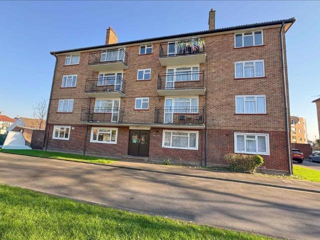 Flat for sale in London Borough of Hounslow, Feltham