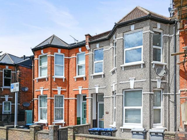 Flat for sale in Cricklewood, Greater London