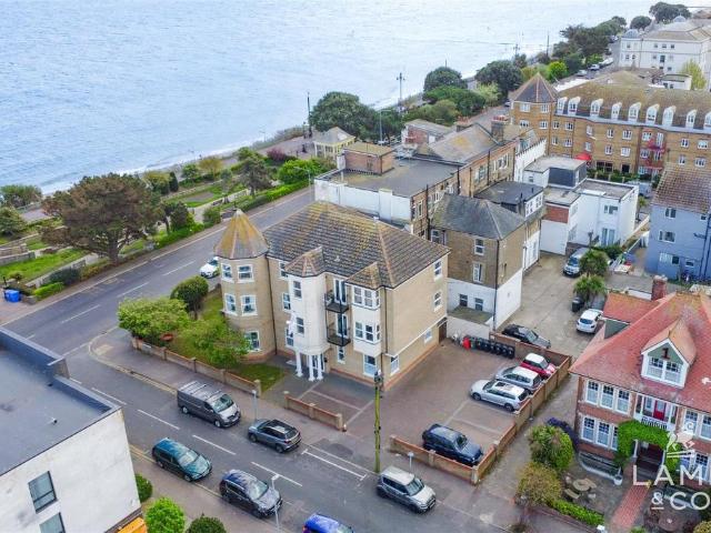Flat for sale in Dale Hill, Essex