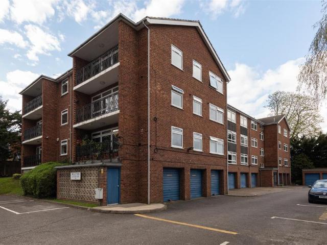 Flat for sale in Winchmore Hill, Edmonton