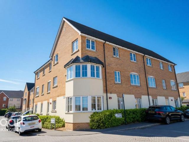 Flat for sale in Fairlop, Greater London