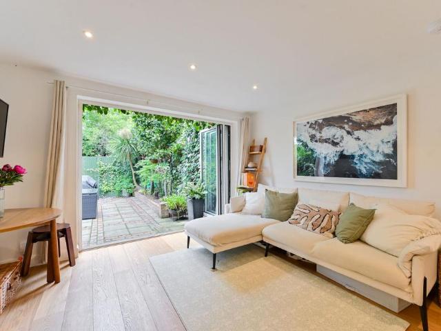 Flat for sale in Stockwell, Greater London